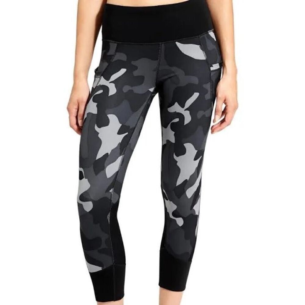 Athleta black camo relay cropped S Athleisure leggings